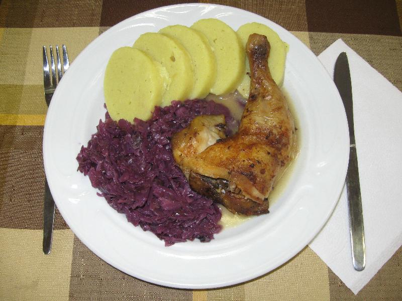 Pečené kuře, bramborový knedlík, zelí - alergeny: 1, 3, 7