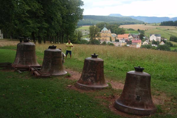 Polsko - Vambeřice(Wambierzyce, Albendorf) - zvony nad křížovou cestou